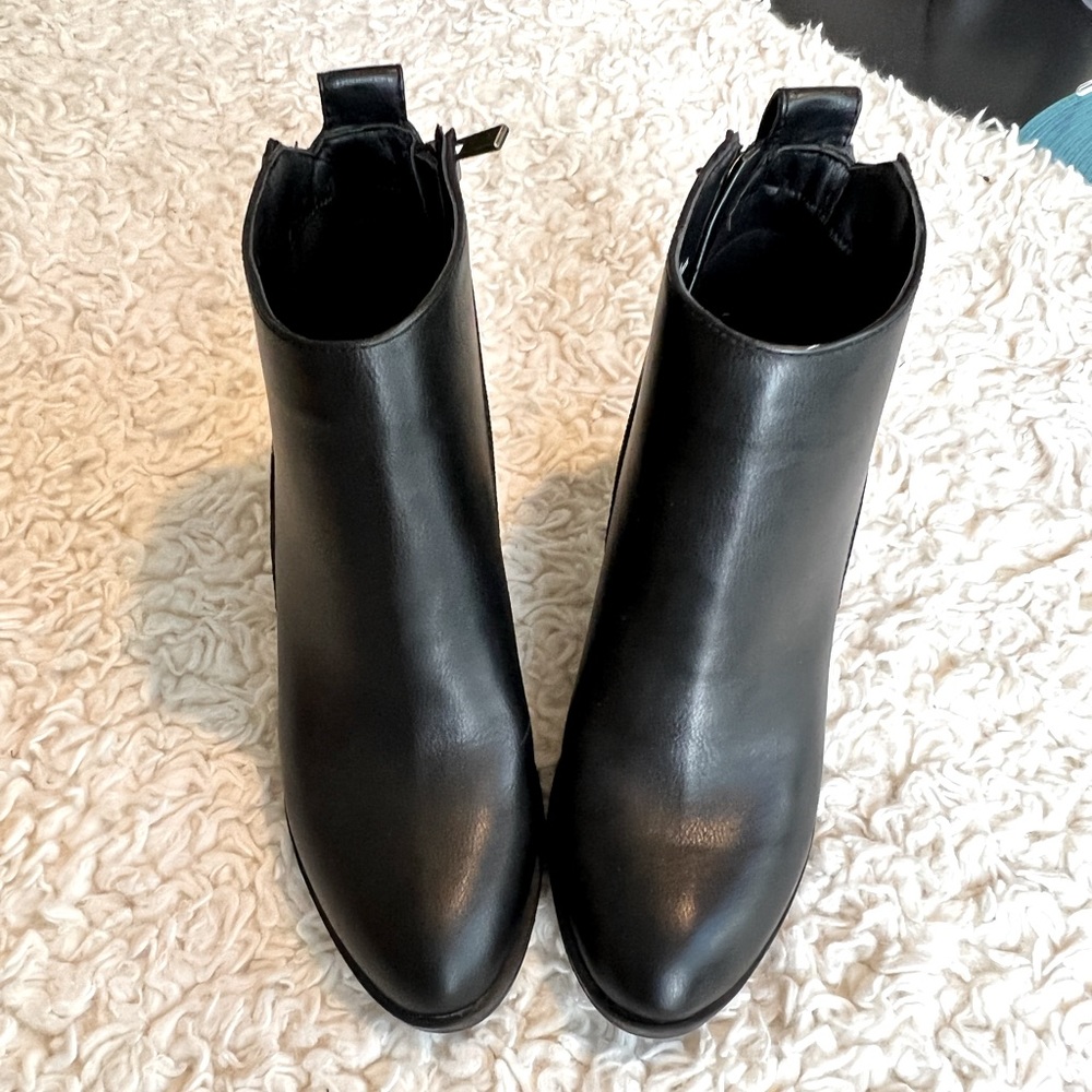 Super cute ankle booties brand new never worn! 💗